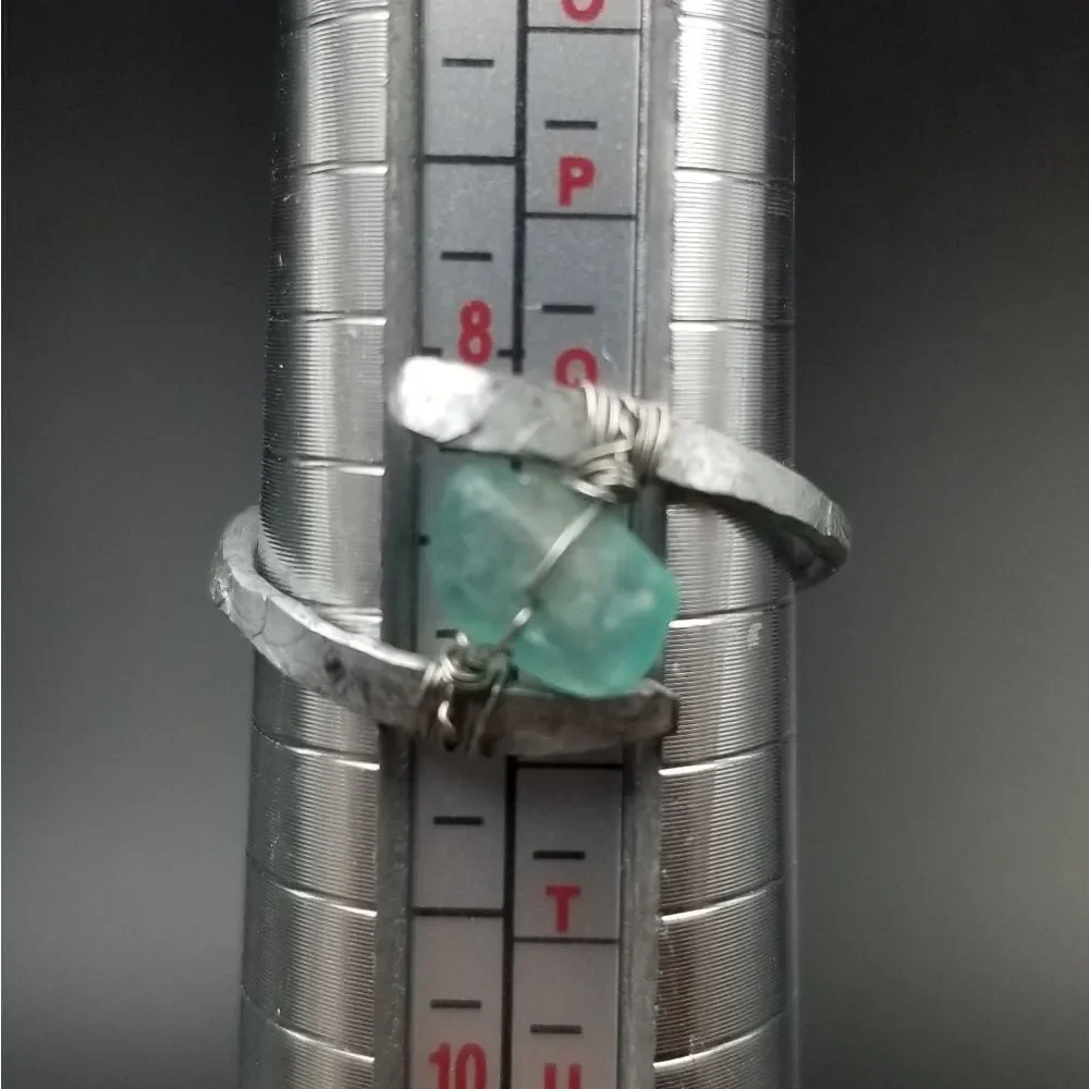 Size 8 brutalist green gem sterling silver ring. R104